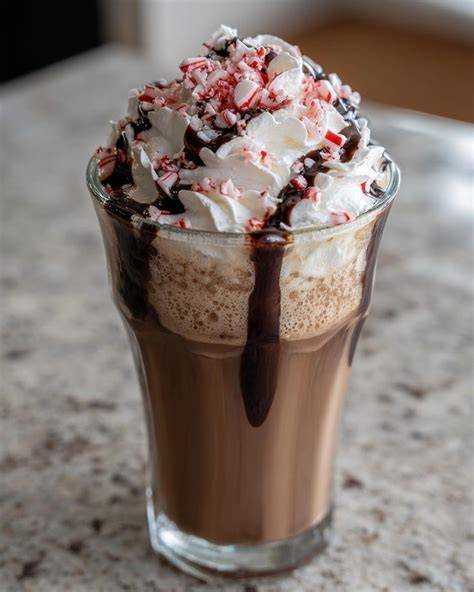 White Chocolate Mocha im Glas mit Sahne und Schokoraspeln