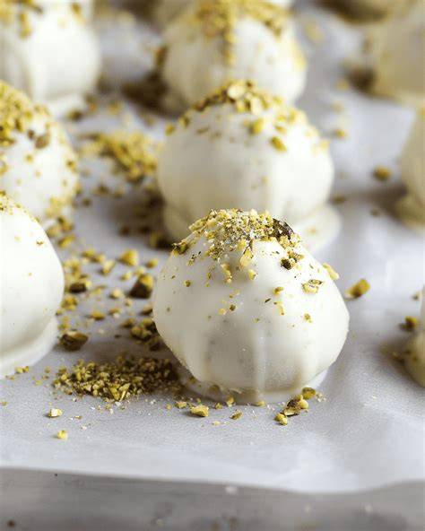 White Chocolate Pistachio Riegel aufgeschnitten, Querschnitt zeigt Core und Pistazienstücke