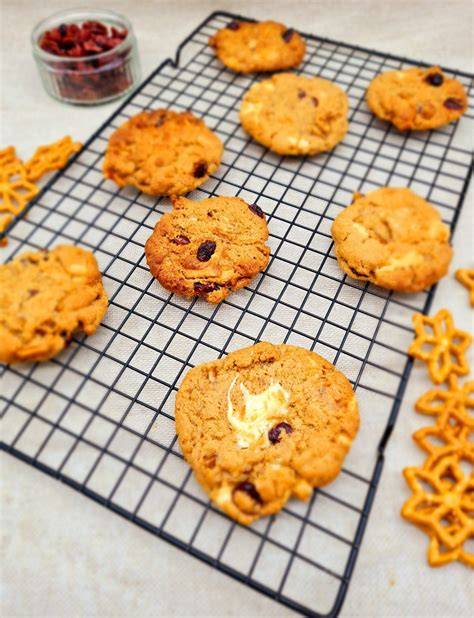 White Chocolate Pretzel Cookies frisch gebacken auf Kuchengitter