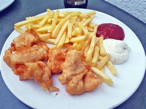White Pudding im Backteig (frittierte Scheibe) mit Pommes
