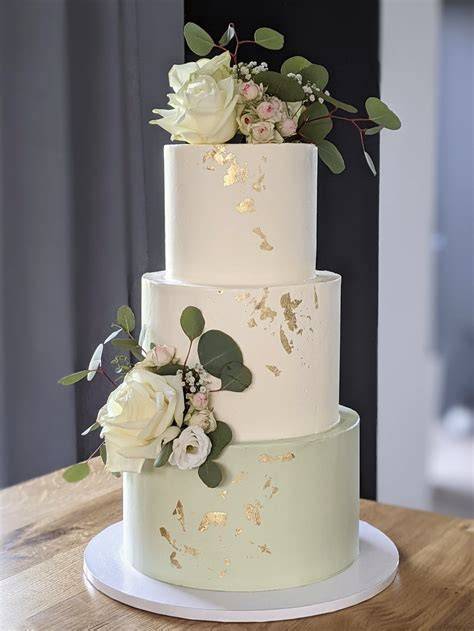 White Wedding Torte mit einfacher Dekoration