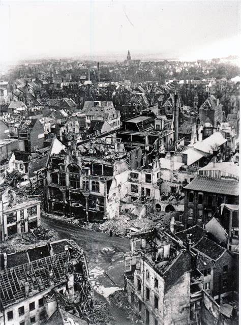 Wiederaufbau nach Brandkatastrophe - historische Aufnahme