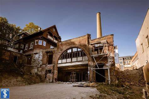 Wiederaufbau und Expansion: historisches Fabrikgebäude