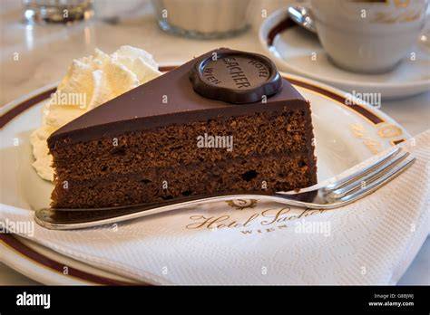 Wien, Sachertorte und das Hotel Sacher im Stadtbild