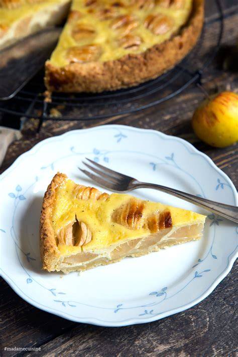 Wiener Apfelkuchen mit Rahmguss auf Teller serviert
