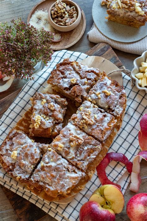 Wiener Apfelkuchen mit Walnüssen rustikale Optik und Zutaten