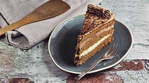 Wiener Boden und Zutaten der Schoko Sahne Torte