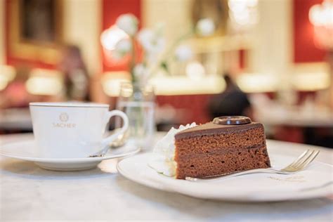 Wiener Kaffeehaus mit Sachertorte