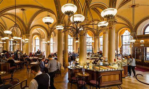 Wiener Kaffeehaus mit Torten-Auslage