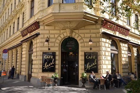 Wiener Kaffeehaus mit traditionellen Desserts und Kaffee