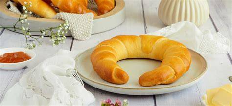 Wiener Kipferl auf einem traditionellen Frühstückstisch