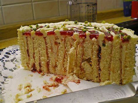 Wiener Prater Torte - geschichtete Biskuitstreifen mit Vanillecreme