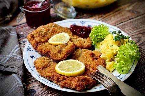 Wiener Schnitzel mit Preiselbeer-Marmelade auf klassischem Teller