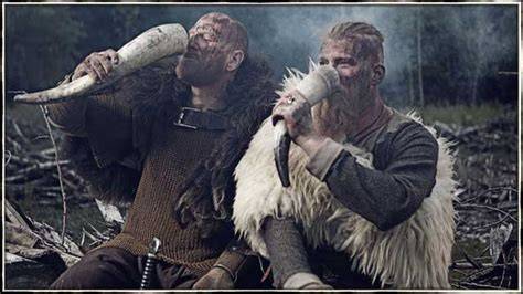 Wikinger beim Met-Trinken in Trinkhörnern