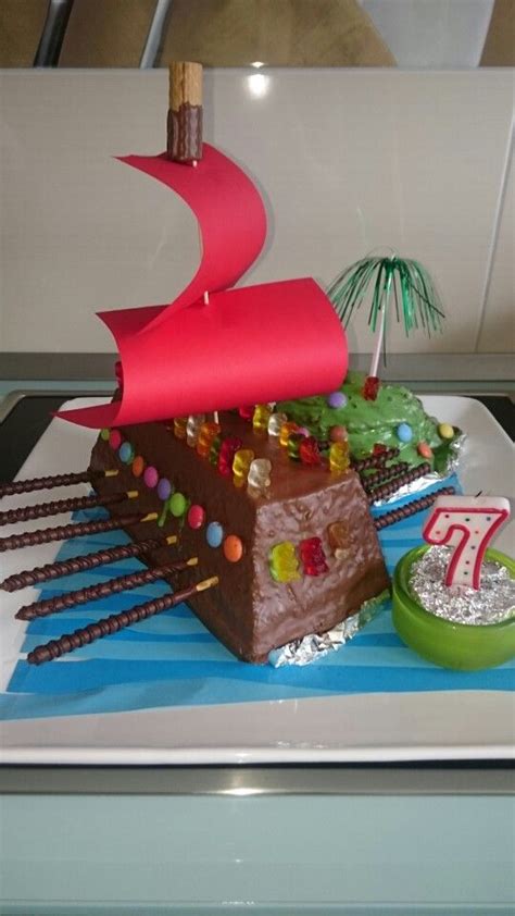 Wikingerschiff Kuchen fertig dekoriert