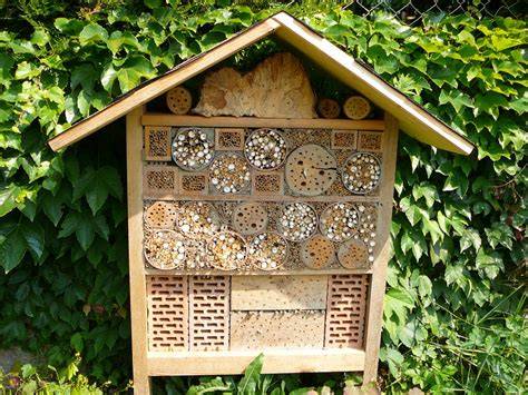 Wildbienenhotel im Garten