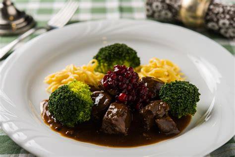 Wildgerichte: Rehragout mit Preiselbeermarmelade und Kroketten