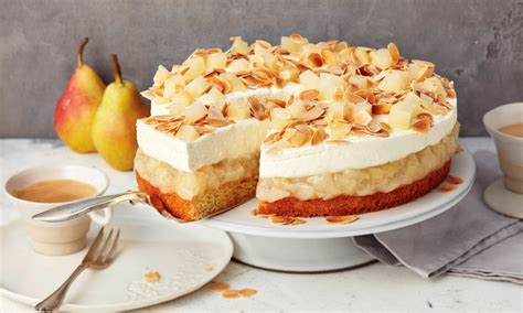 Williams Birnen Torte mit Schokoröllchen und Birnenscheiben garniert