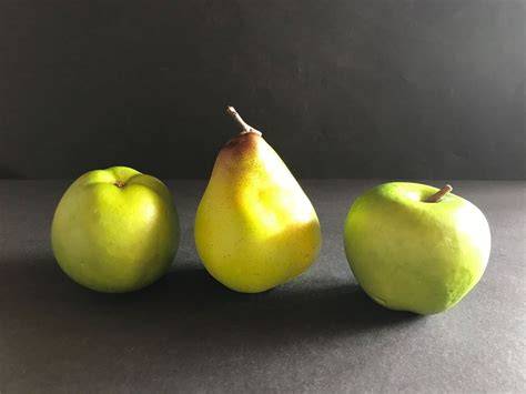 Williams Christ Birne und Granny Smith Äpfel nebeneinander