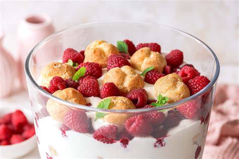 Windbeutel Dessert dekoriert mit frischen Beeren und Minze