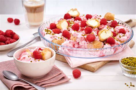 Windbeutel Dessert mit Mascarpone und Himbeeren in einer Glasschale dekoriert