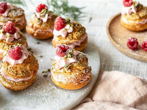 Windbeutel Dessert mit Pistazien und weißer Schokolade dekoriert