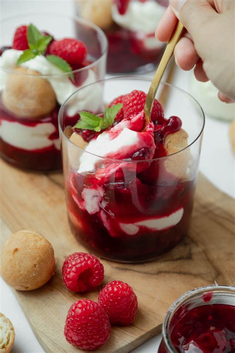Windbeutel im Glas mit Mascarpone und Grütze