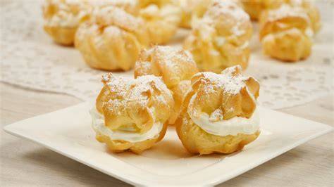 Windbeutel und Semlor nebeneinander: Brandteig vs. Hefeteig, Marzipan- und Sahnefüllung
