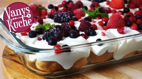 Windbeutel-Dessert in Auflaufform mit Beeren