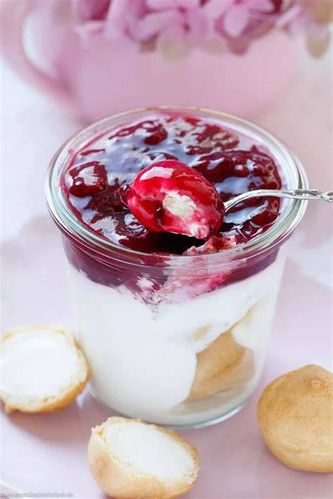 Windbeutel-Dessert mit Sahnecreme und Rote Grütze