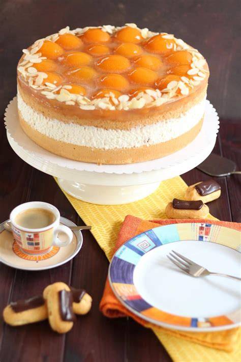 Windbeutel-Torte mit Aprikosen auf einer festlichen Kaffeetafel