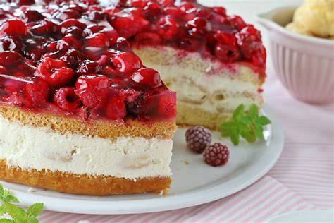 Windbeutel-Torte mit Beeren und Sahne auf Tortenplatte