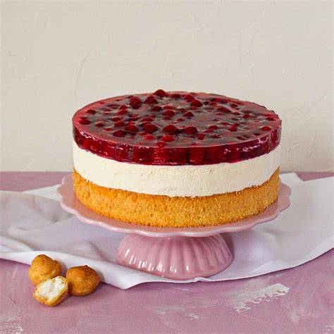Windbeuteltorte: Windbeutel auf dem Boden verteilen, Creme glatt streichen