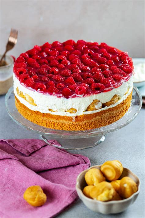 Windbeuteltorte mit Himbeeren und frischer Beeren-Deko