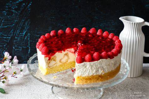 Windbeuteltorte mit angeschnittenen Mini-Windbeuteln im Querschnitt