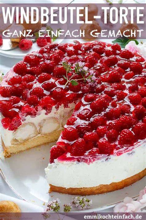 Windbeuteltorte mit frischen Beeren und Tortenguss