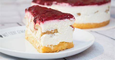 Windbeuteltorte mit roter Grütze, angeschnitten