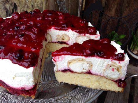 Windbeuteltorte mit roter Grütze und frischen Himbeeren
