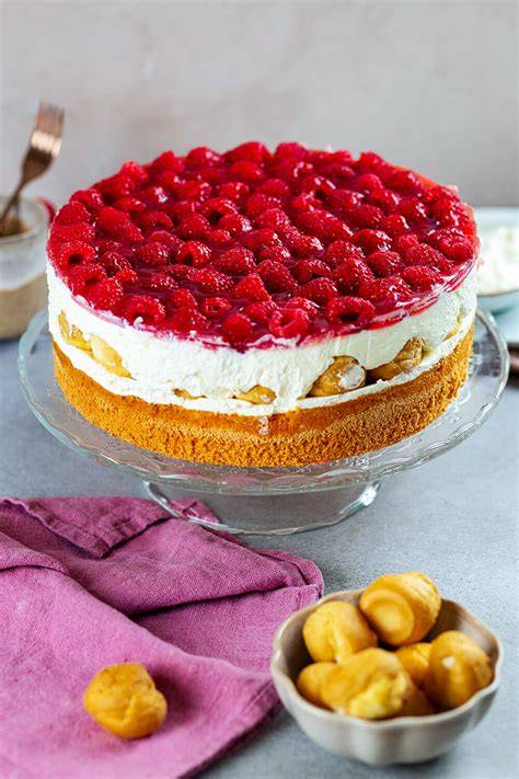 Windbeuteltorte mit verschiedenen Frucht-Toppings auf einer festlichen Tafel