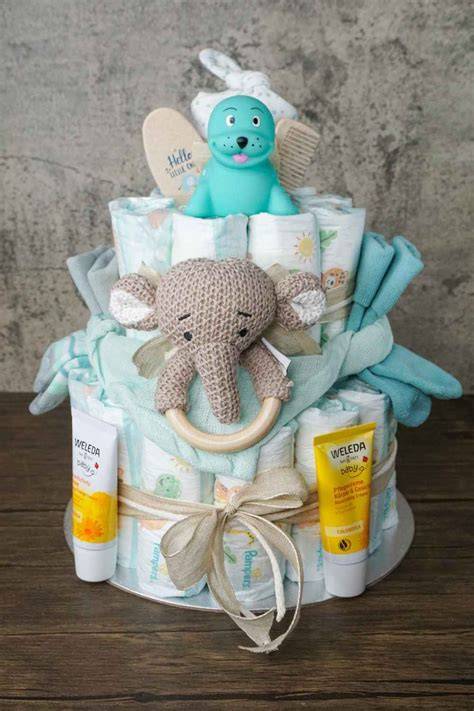 Windeltorte Beispiel mit Babybekleidung und Schmuckbändern