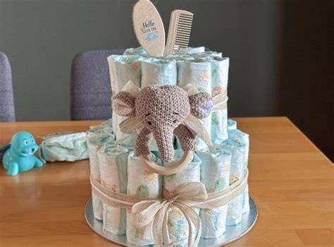 Windeltorte mit bunten Babysöckchen und kleinen Kuscheltieren