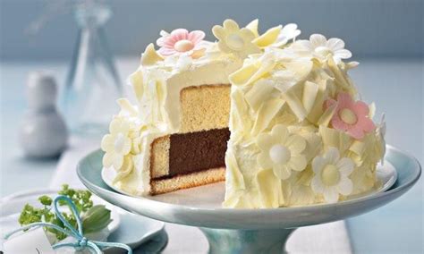 Winter-Blüten-Torte mit blumiger Dekoration