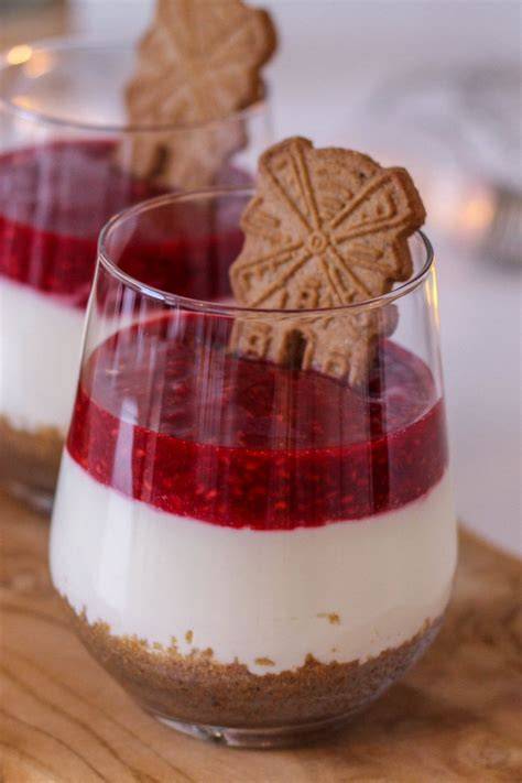Winter-Dessert im Glas mit roter Grütze und Browniebröseln