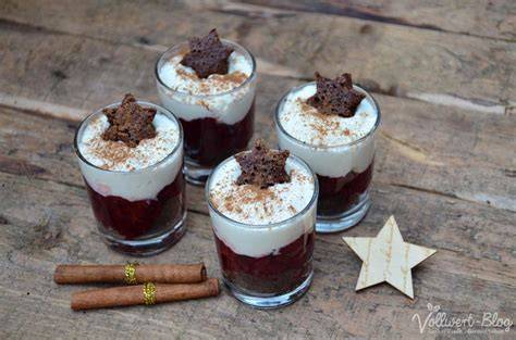 Winter-Dessert mit Browniebröseln und roter Grütze im Glas