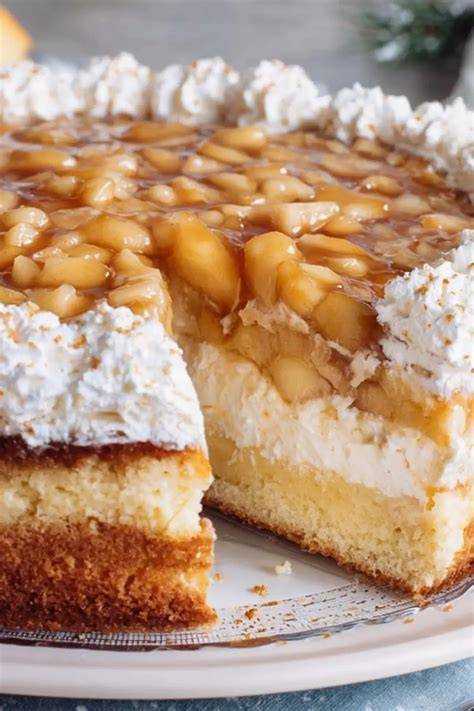 Winterapfeltorte mit Schmandcreme auf einer festlichen Wintertafel