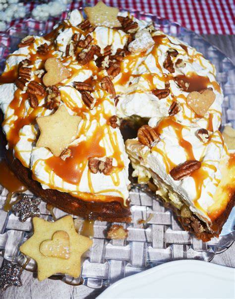 Winterkuchen mit Äpfeln und Zimt dekoriert