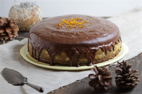 Winterlich dekorierte Apfel-Baiser-Torte mit Zimt und Sternanis