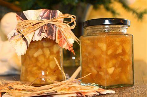 Winterliche Apfelmarmelade mit Zimt, Mandeln und Nelken auf dem Frühstückstisch