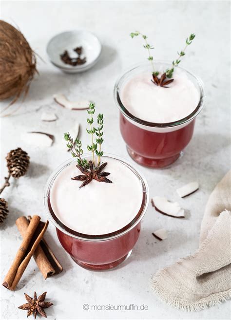 Winterliche Dessertgetränke mit Kokoscreme und Cranberry