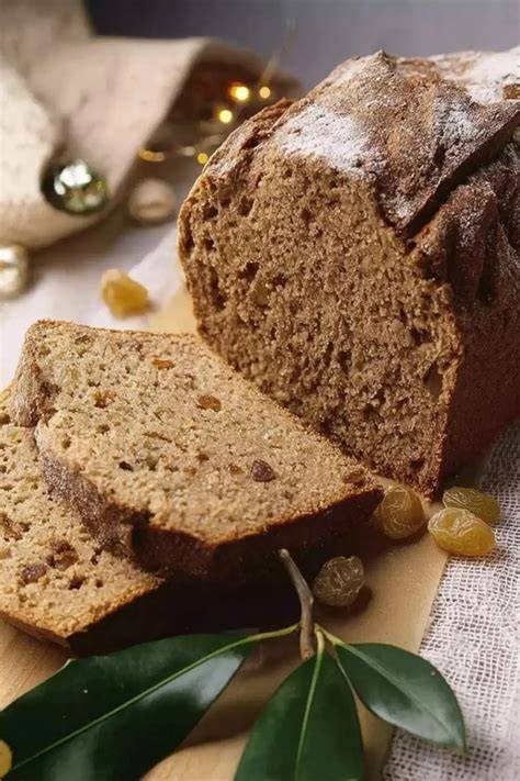 Winterliche Kirschenmarmelade angerichtet auf Weihnachtsbrot